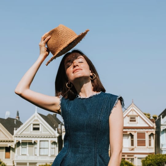 Woman with hat in front of iconic houses