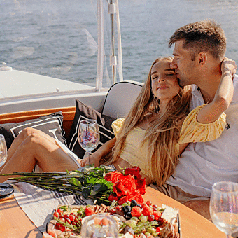 Private Luxury Electric Boat Tour with Wine and Charcuterie