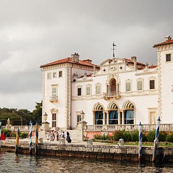 Admission to the Historical Vizcaya Villa with Round Trip Transportation